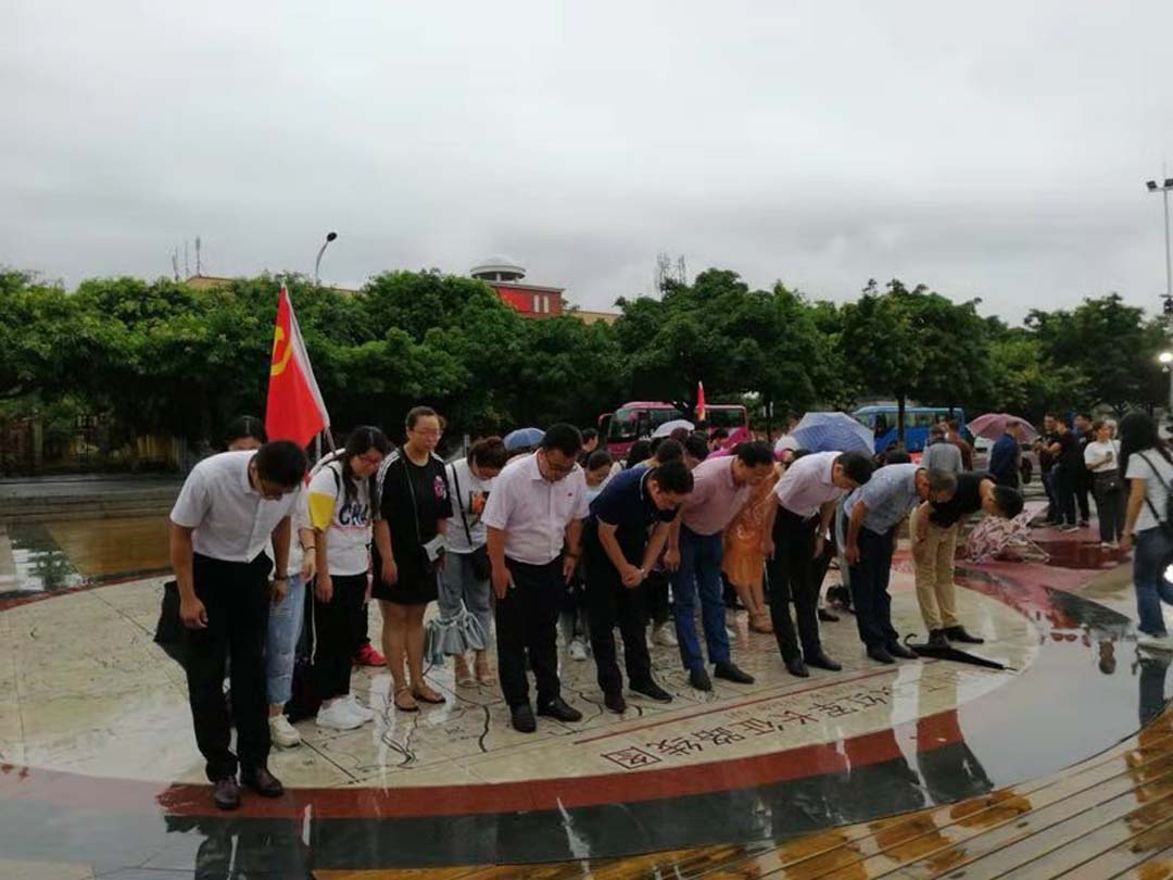 南昌大学附属中学红谷滩分校赴于都兴国重走长征路进行红色主题党员活动